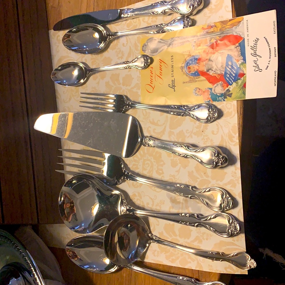 Vintage International Lyon Stainless “Queen’s Fancy” service & flatware.